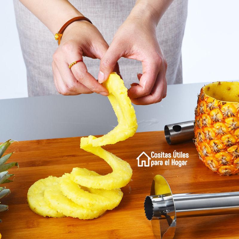 Extraer Piña con Cortador Manual Cortador de piña manual retirando la pulpa de la fruta