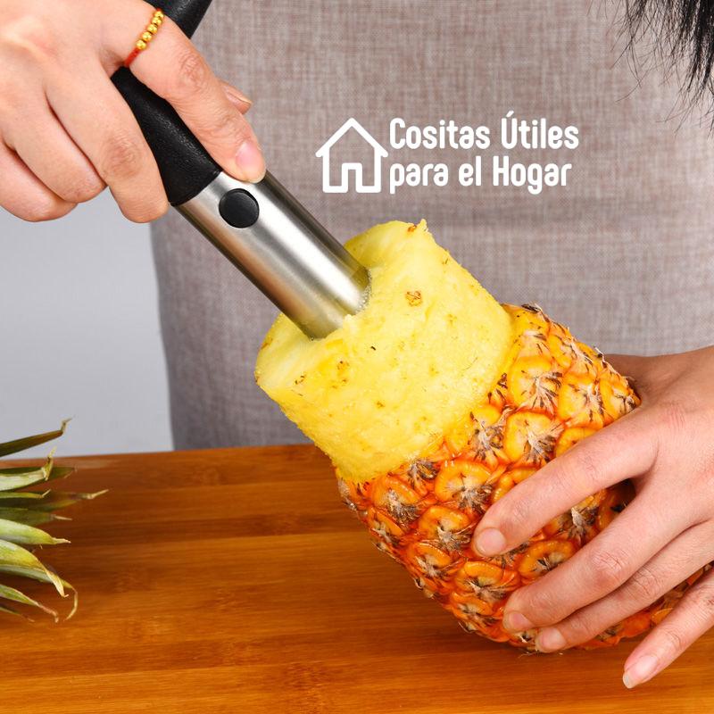 Cortador de Piña Manual en Uso Cortador de piña manual extrayendo la fruta fácilmente