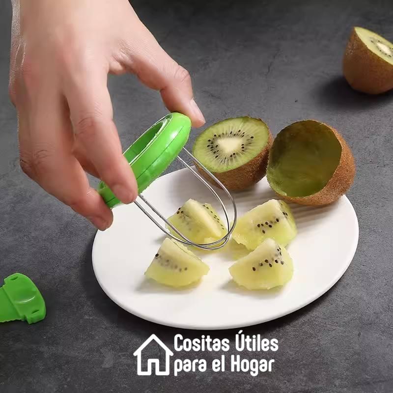 Cortador de Kiwi en Uso Cortador de kiwis retirando la fruta de la piel