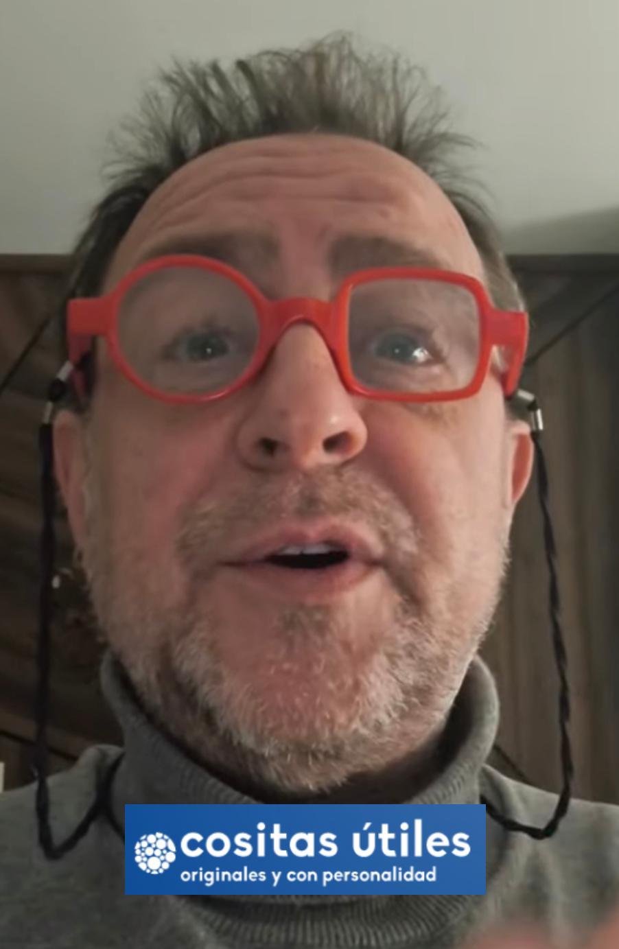 Gafas Asimétricas Rojas Puestas Persona usando gafas originales asimétricas rojas