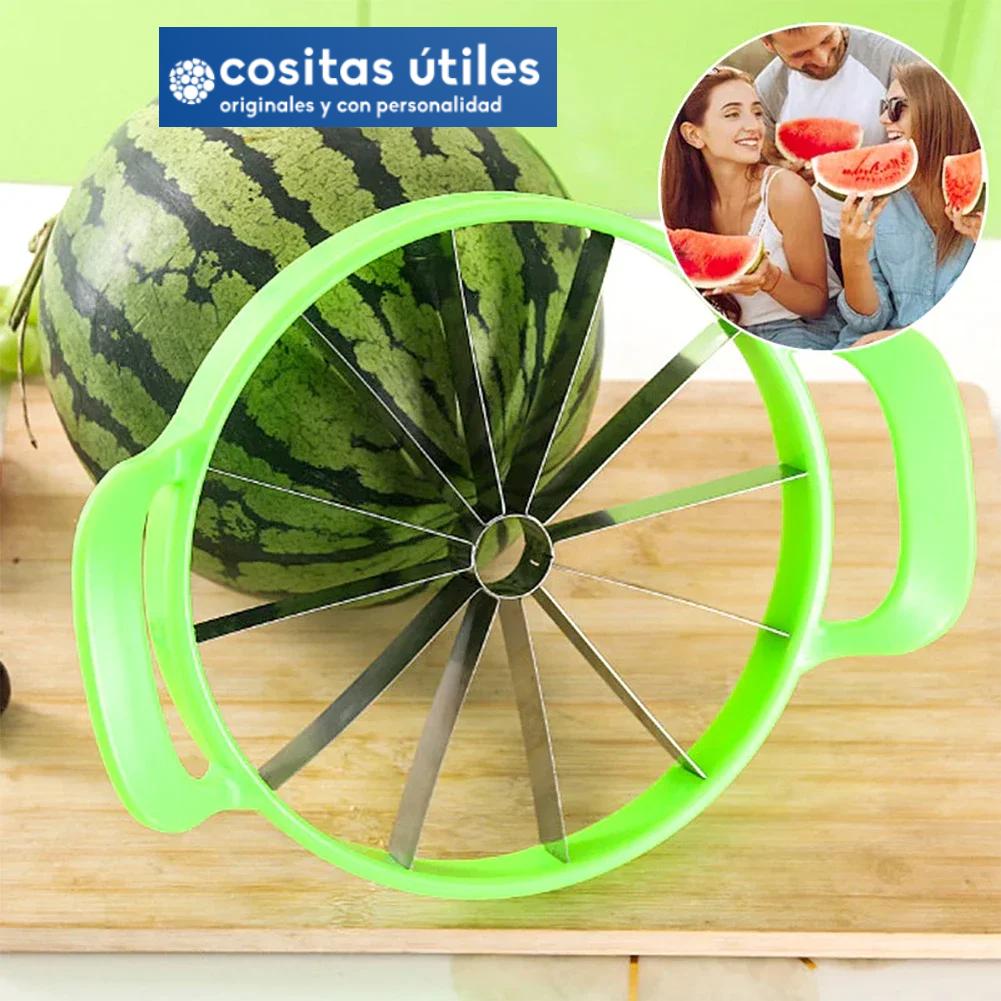 Cortador Manual sobre Sandía Cortador de melón y sandía manual colocado sobre una sandía entera